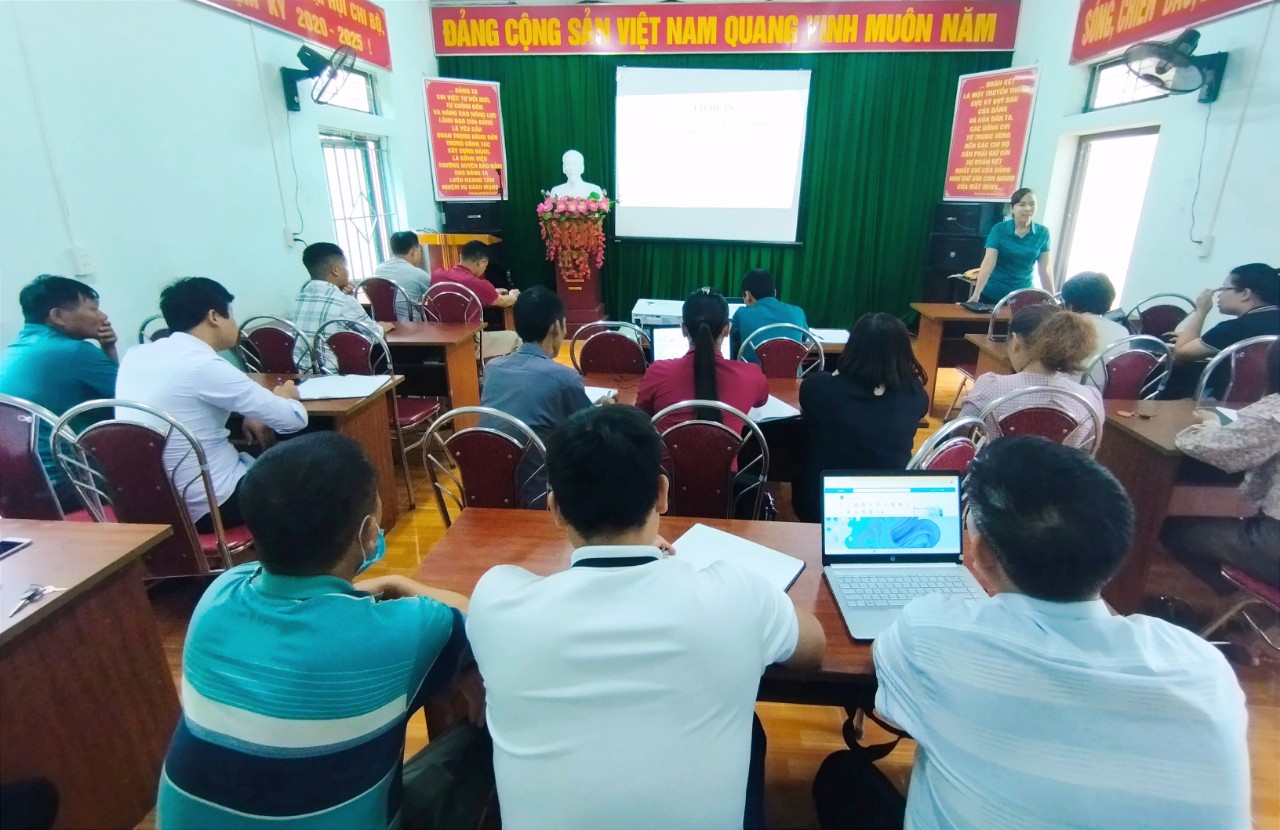 Đ.c Lê Kim Hoa – Giám đốc Trung tâm Y tế Quản Bạ, phát biểu,
 chỉ đạo lớp tập huấn
