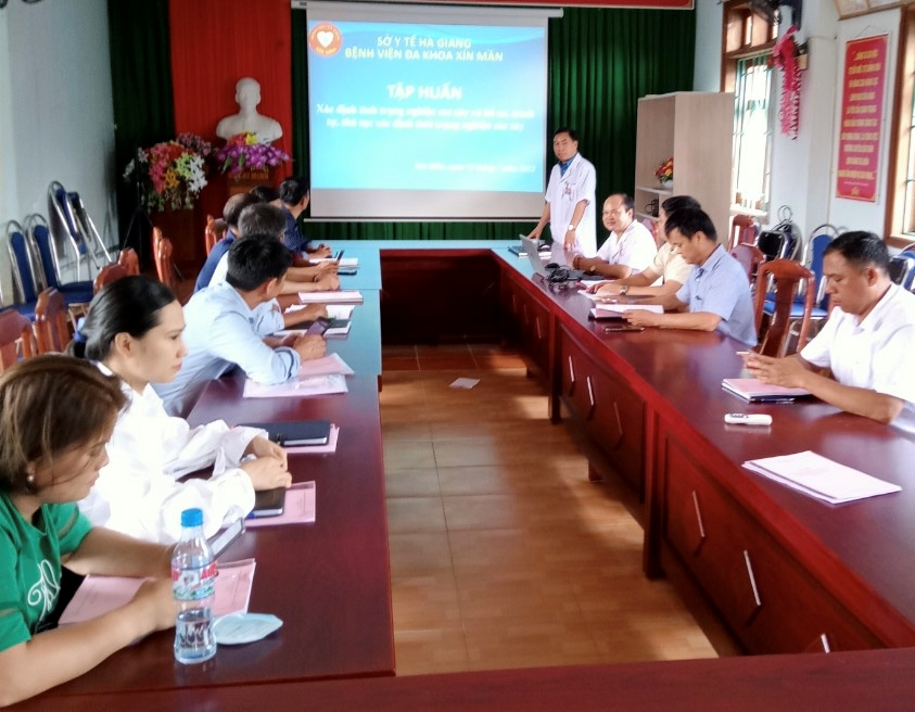 BS CKI. Sin Văn Sơn PGĐ Bệnh viện đa khoa huyện phát biểu khai mạc lớp tập huấn