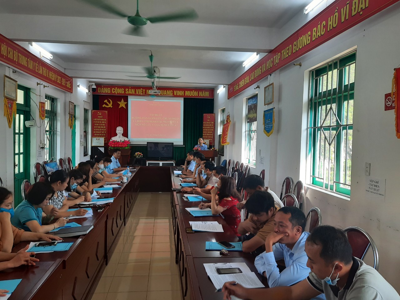 Đ.c Lý Chí Thành, Giám đốc Trung tâm Y tế huyện phát biểu khai mạc lớp tập huấn