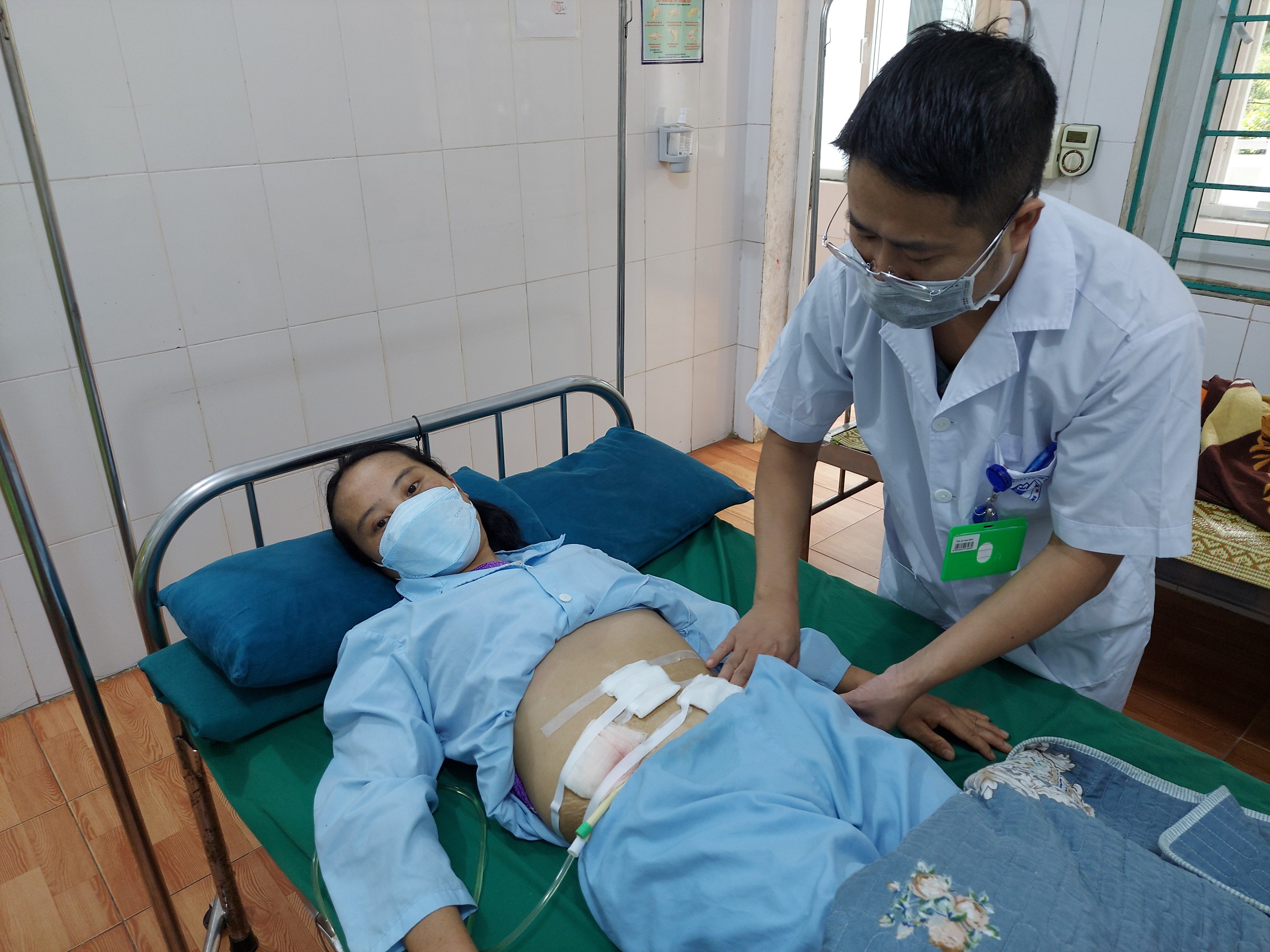 Bác sỹ thăm khám cho người bệnh sau phẫu thuật
