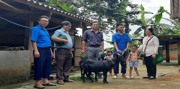Lãnh đạo Sở Y tế, Lãnh đạo huyện, xã trao tặng dê cho gia đình khó khăn