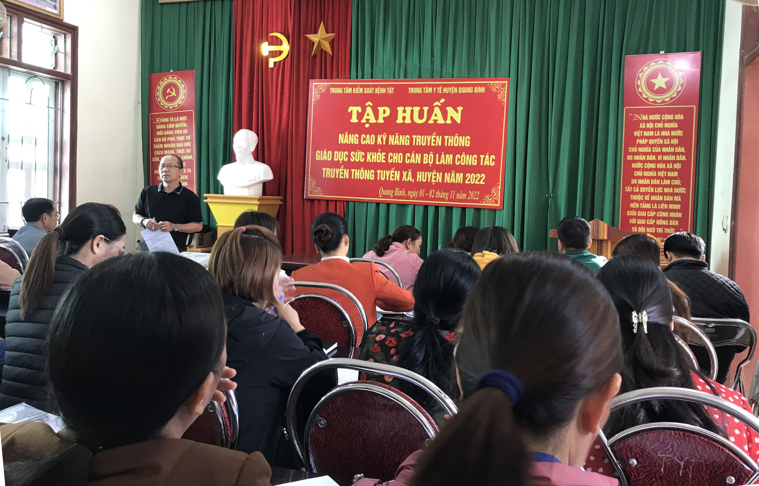 Giảng viên của Trung tâm Kiểm soát bệnh tật trao đổi tại lớp tập huấn.