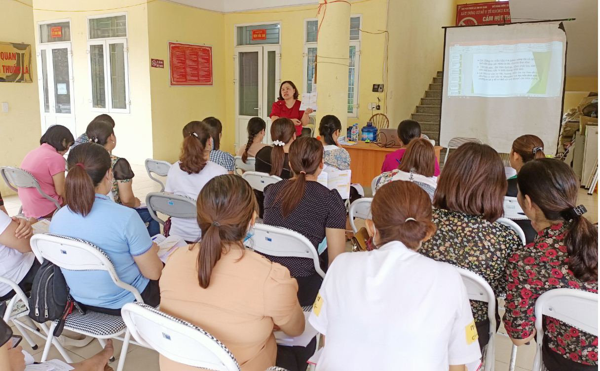 Giảng viên Trung tâm Kiểm soát bệnh tật truyền đạt các nội dung tại lớp tập huấn (Ảnh Nông Thúy)