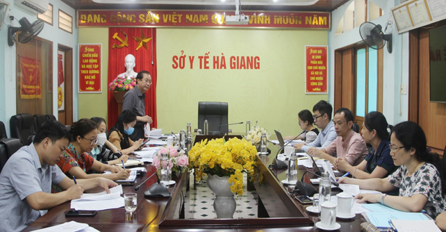 Đồng chí Hoàng Quốc Cứ, Phó Giám đốc Sở Y tế báo cáo khảo sát đánh giá thực trạng và xác định nhu cầu đào tạo nhân lực Y tế cho các huyện nghèo tại tỉnh Hà Giang giai đoạn 2022-2030