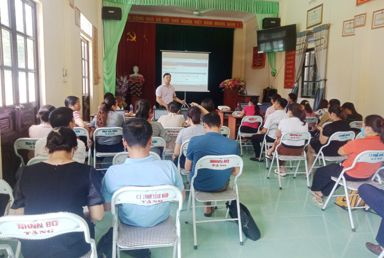 Giảng viên Chi cục An toàn thực phẩm truyền đạt các nội dung tại lớp tập huấn