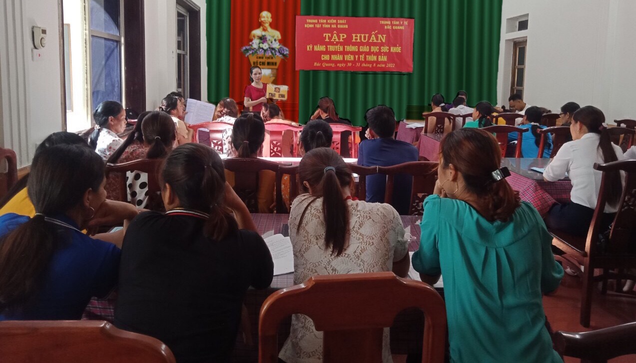 Thực hành hướng dẫn sử dụng tài liệu truyền thông GDSK cho y tế thôn bản của huyện Bắc Quang