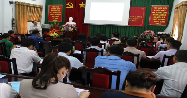 Giảng viên truyền đạt các kiến thức cơ bản cho học viên tại lớp tập huấn