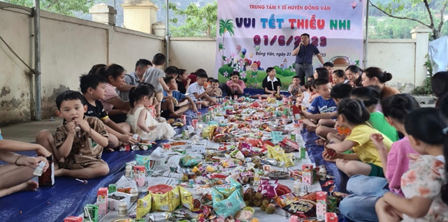 Đồng chí Viên Quang Huân, Phó Giám đốc Trung tâm y tế huyện phát biểu động viên các cháu thiếu nhi