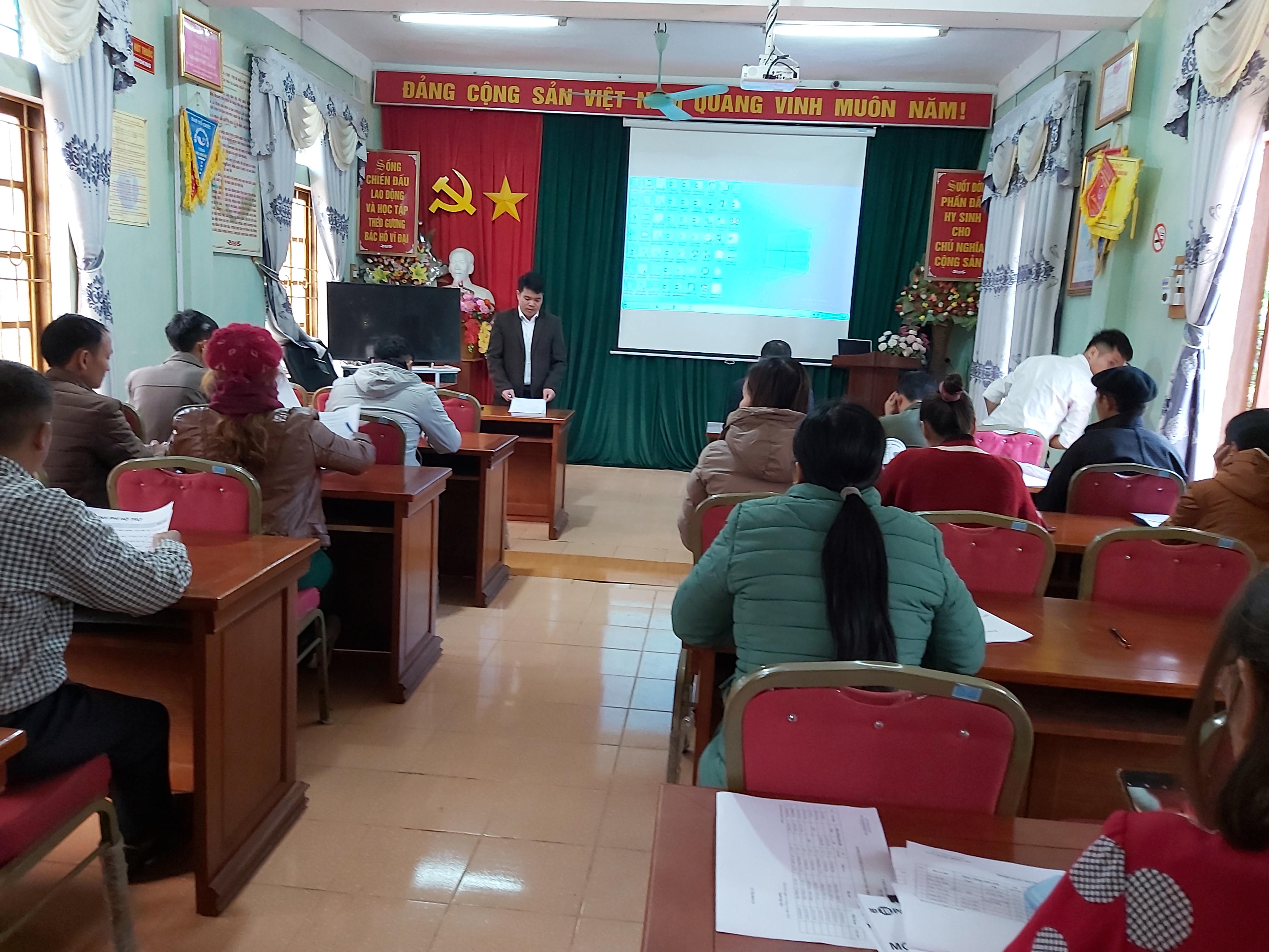 Đ/c Nguyễn Văn Từ, Phó Giám đốc Trung tâm Y tế huyện phát biểu chị đạo và khai mạc lớp tập huấn