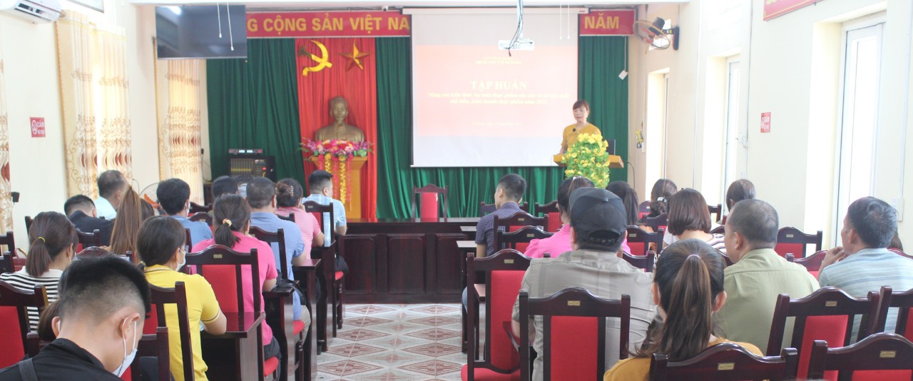 Giảng viên của Trung tâm Y tế huyện truyền đạt kiến thức tại lớp tập huấn