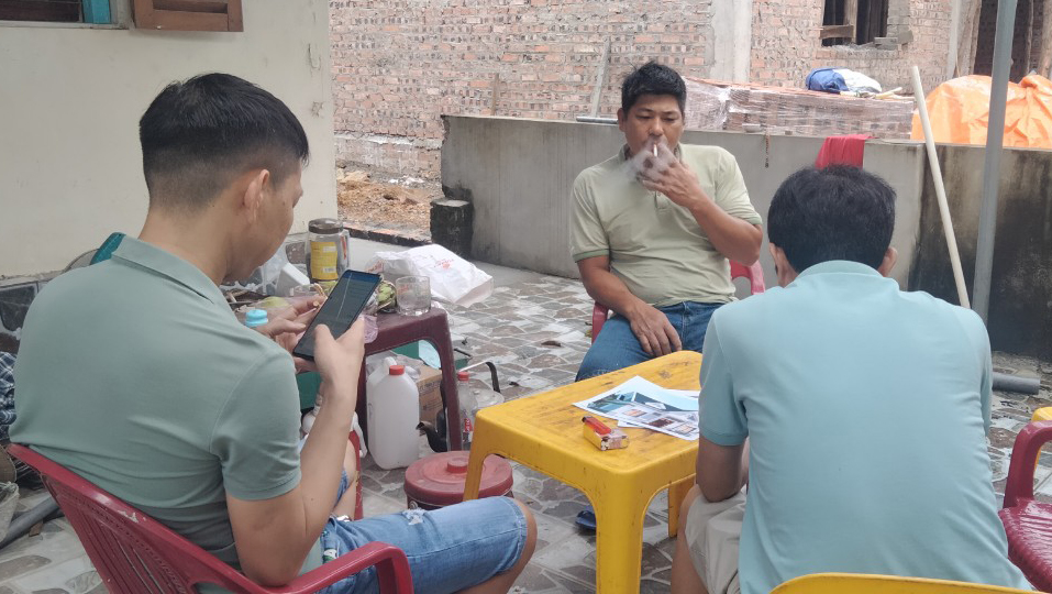 Vẫn còn tình trạng người dân ngồi hút thuốc lá tại nơi công cộng