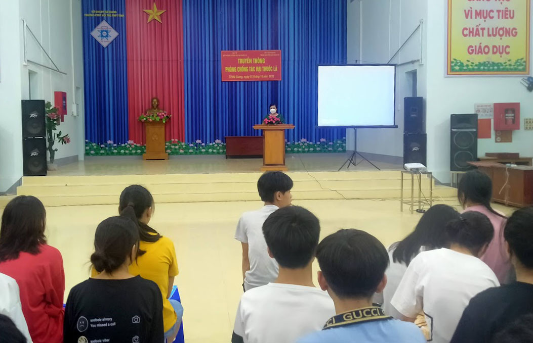 Cán bộ Trung tâm Y tế Thành phố phối hợp với Trung tâm Kiểm soát bệnh tật tuyên truyền phòng chống tác hại thuốc lá cho học sinh tại trường PTDT Nội Trú THPT tỉnh