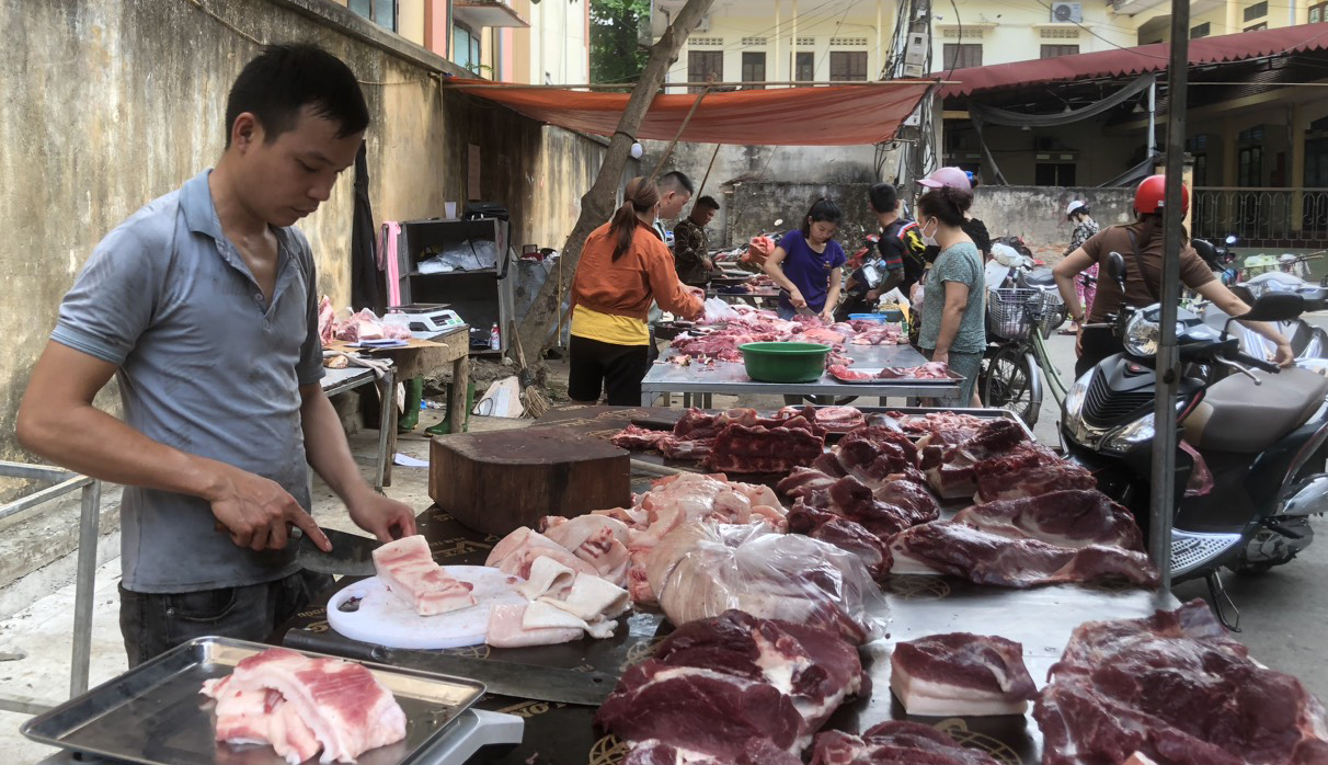 Người tiêu dùng lựa sản phẩm còn tươi, rõ nguồn gốc để bảo vệ sức khỏe