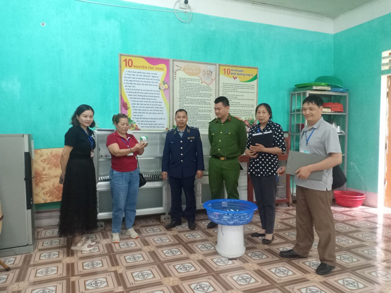Đoàn liên ngành kiểm tra ATTP tại bếp ăn tập thể Trường Mầm non xã Cán Tỷ huyện Quản Bạ./.
