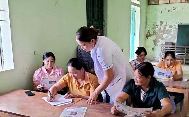 Người dân ký cam kết không ăn nấm rừng tại xã Nà Chì 
