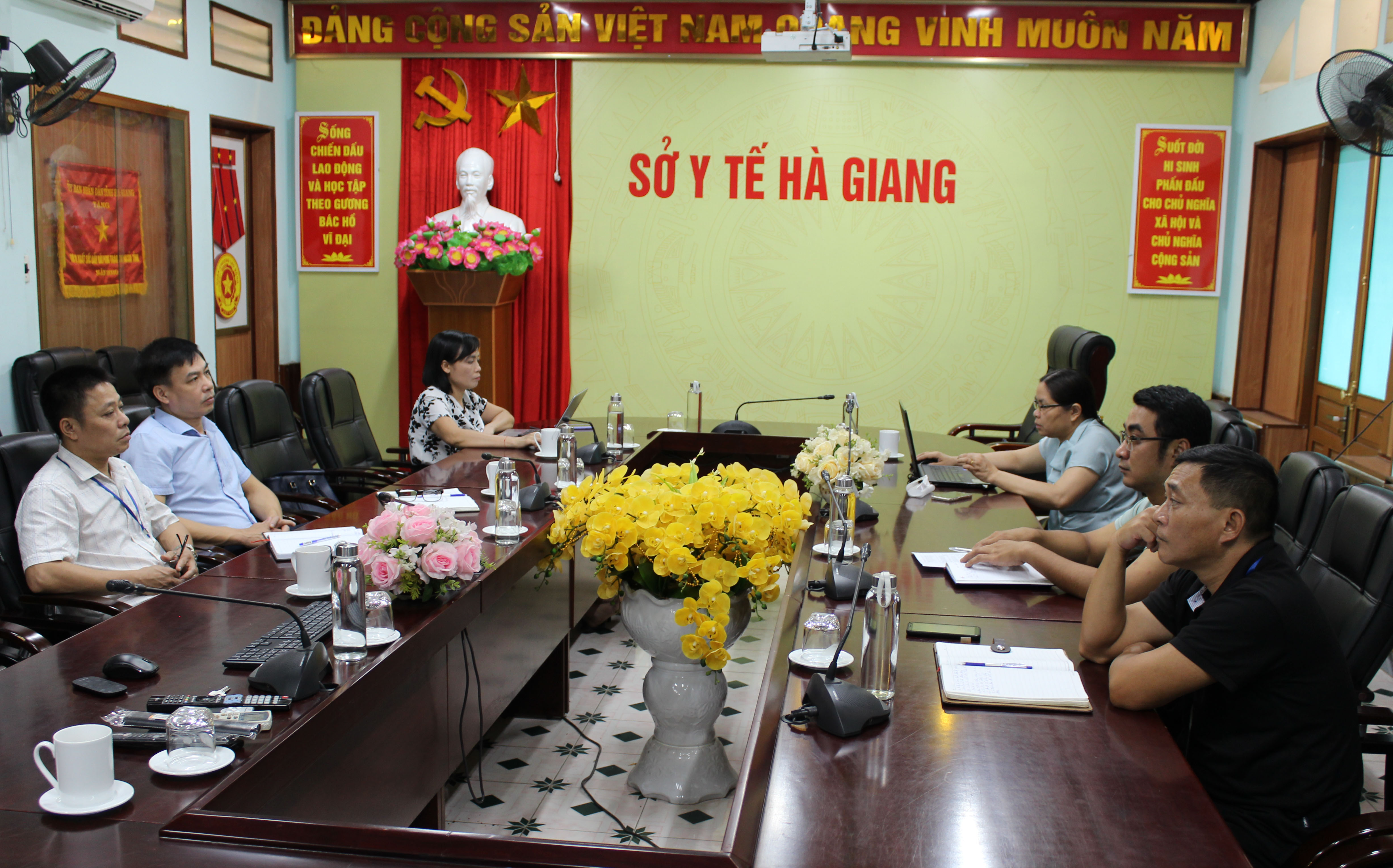 BỘ Y TẾ TỔ CHỨC HỘI NGHỊ TRỰC TUYẾN TĂNG CƯỜNG CÔNG TÁC PHÒNG CHỐNG DỊCH BỆNH VÀ TIÊM VẮC XIN PHÒNG COVID-19