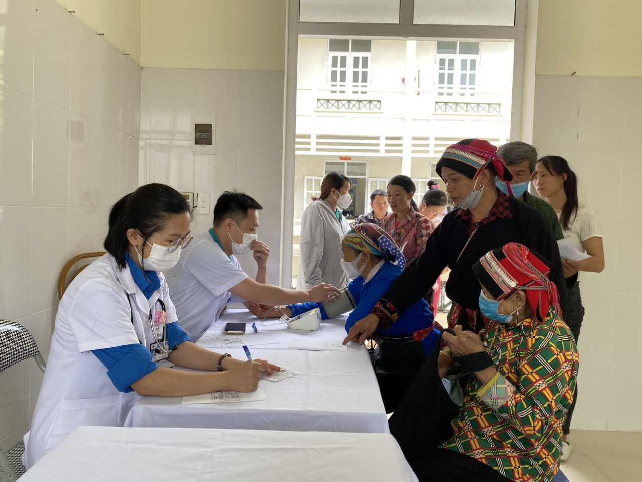 Bác sỹ câu lạc bộ khám, tư vấn cho người dân.
