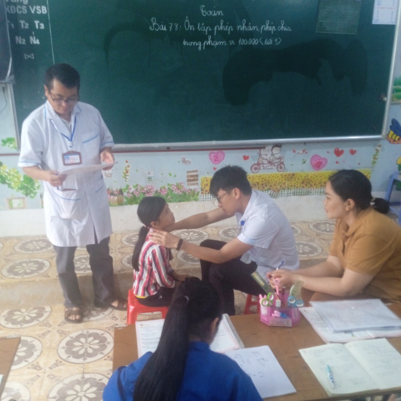Hình ảnh Bác sĩ của Trung tâm Kiểm soát bệnh tật tỉnh khám bướu cổ cho các em học sinh trường tiểu học tại huyện Hoàng Su Phì