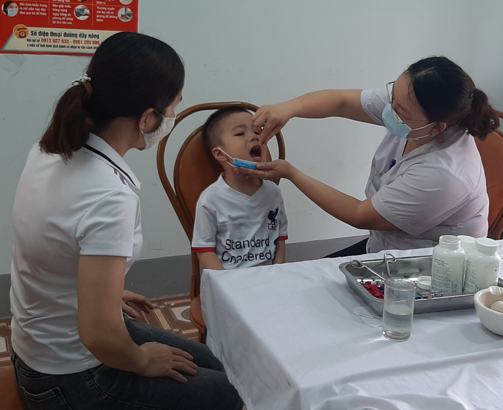 Hãy đưa trẻ đến các Trạm y tế xã, phường, thị trấn 
uống Vitamin A đầy đủ, đúng lịch
