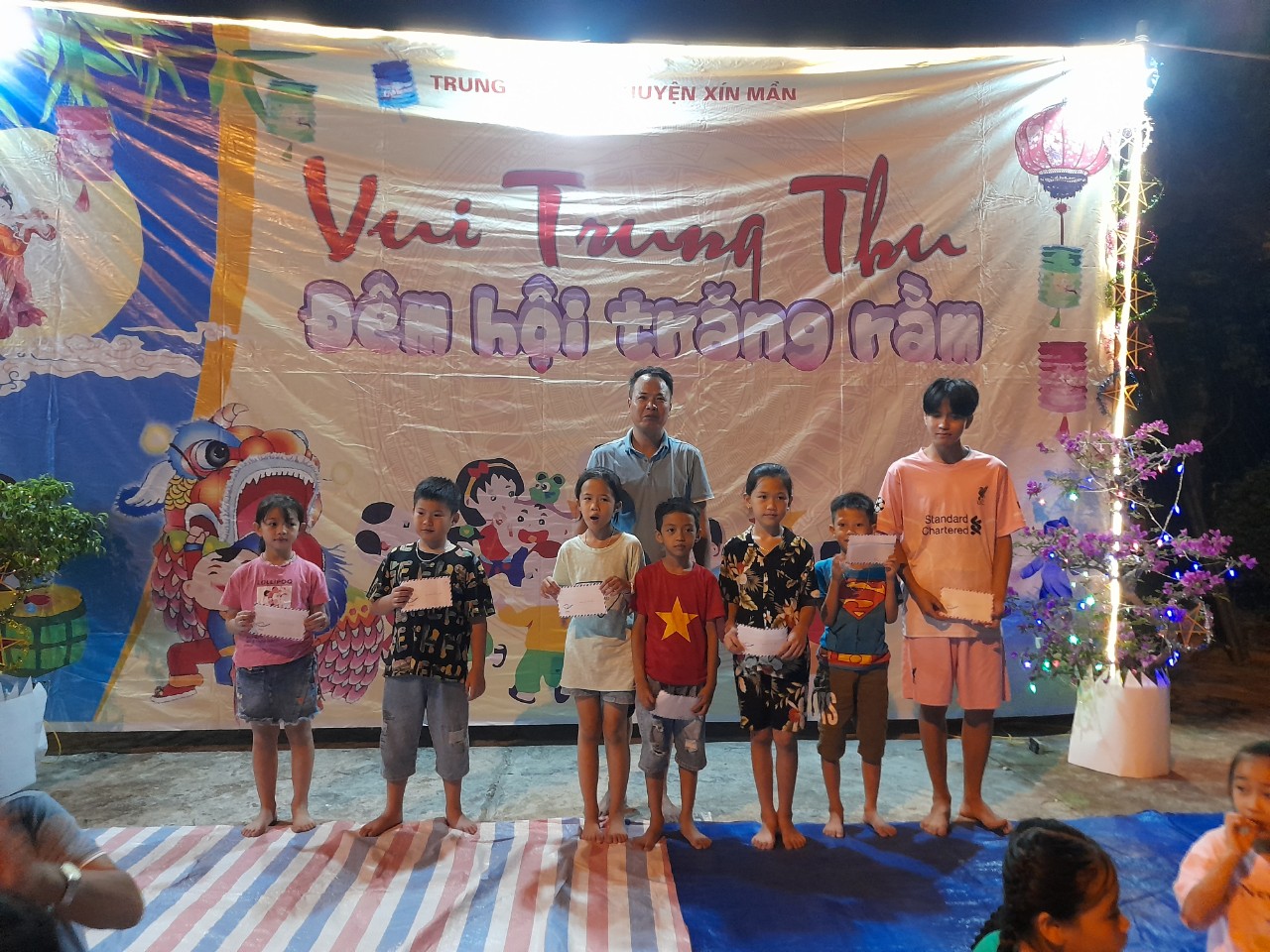 Đ/c Vương Thanh Nguyên, Giám đốc Trung tâm Y tế tặng quà cho các cháu chăm ngoan học giỏi 