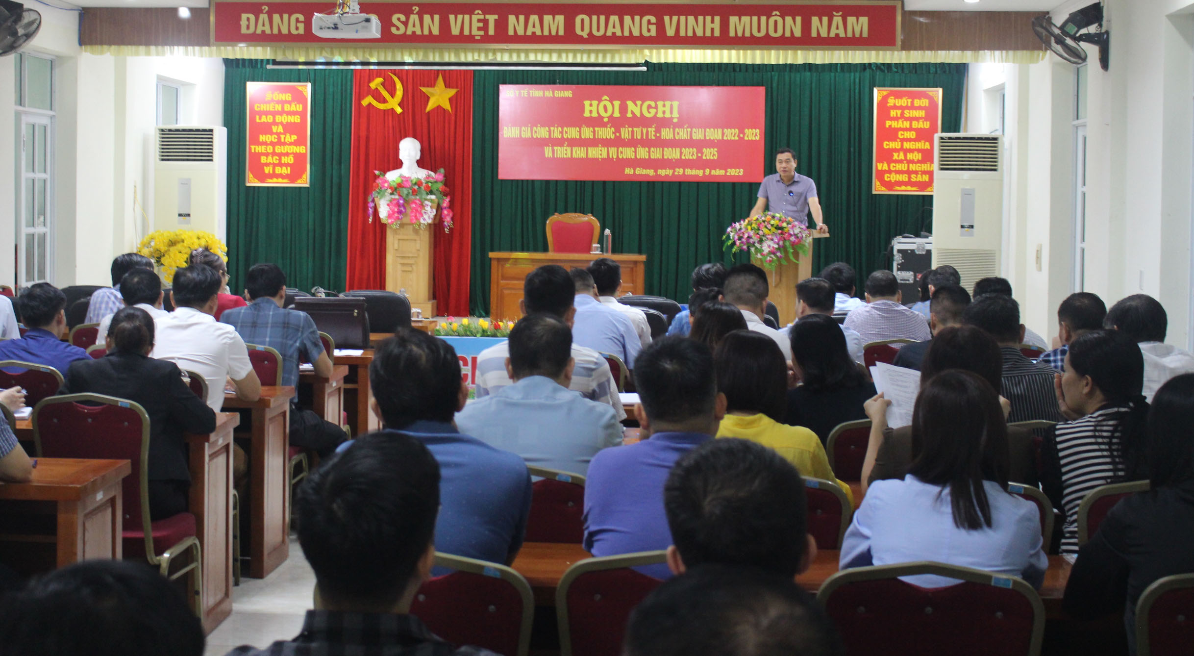 Đồng chí Nguyễn Văn Giao, Quyền Giám đốc Sở Y tế phát biểu tại Hội nghị.
