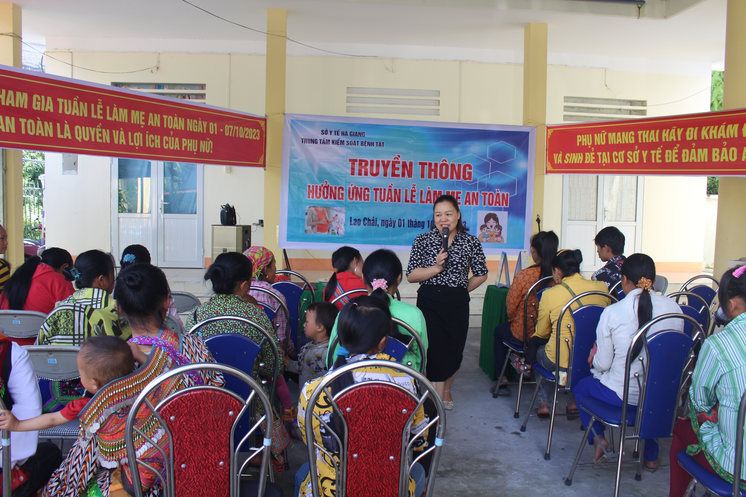 Viên chức khoa Sức khỏe sinh sản, Trung tâm Kiểm soát bệnh tật truyền thông tại xã Lao Chải huyện Vị Xuyên.