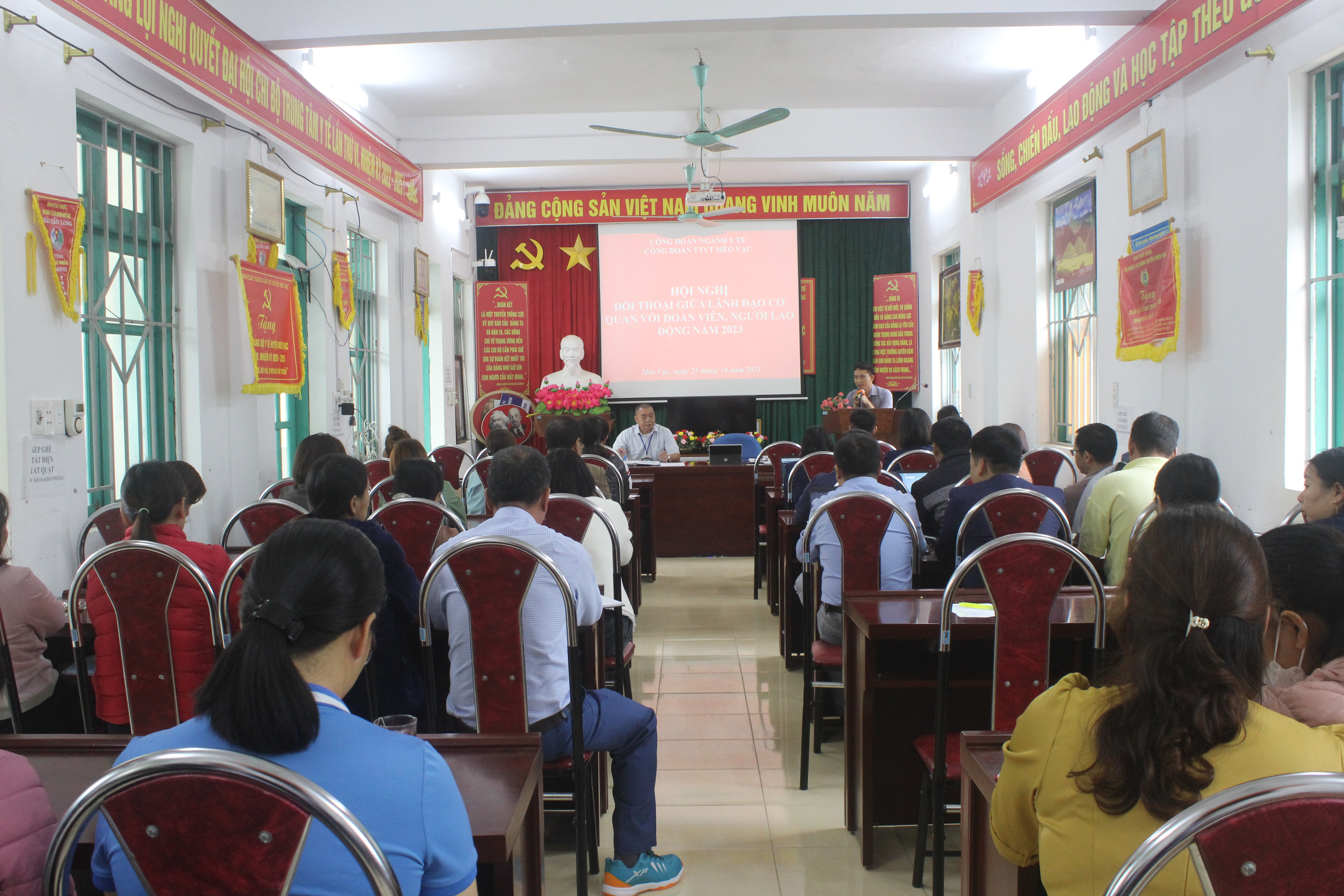 hình ảnh tại hội nghị hội nghị đối thoại giữa lãnh đạo cơ quan với đoàn viên, người lao động