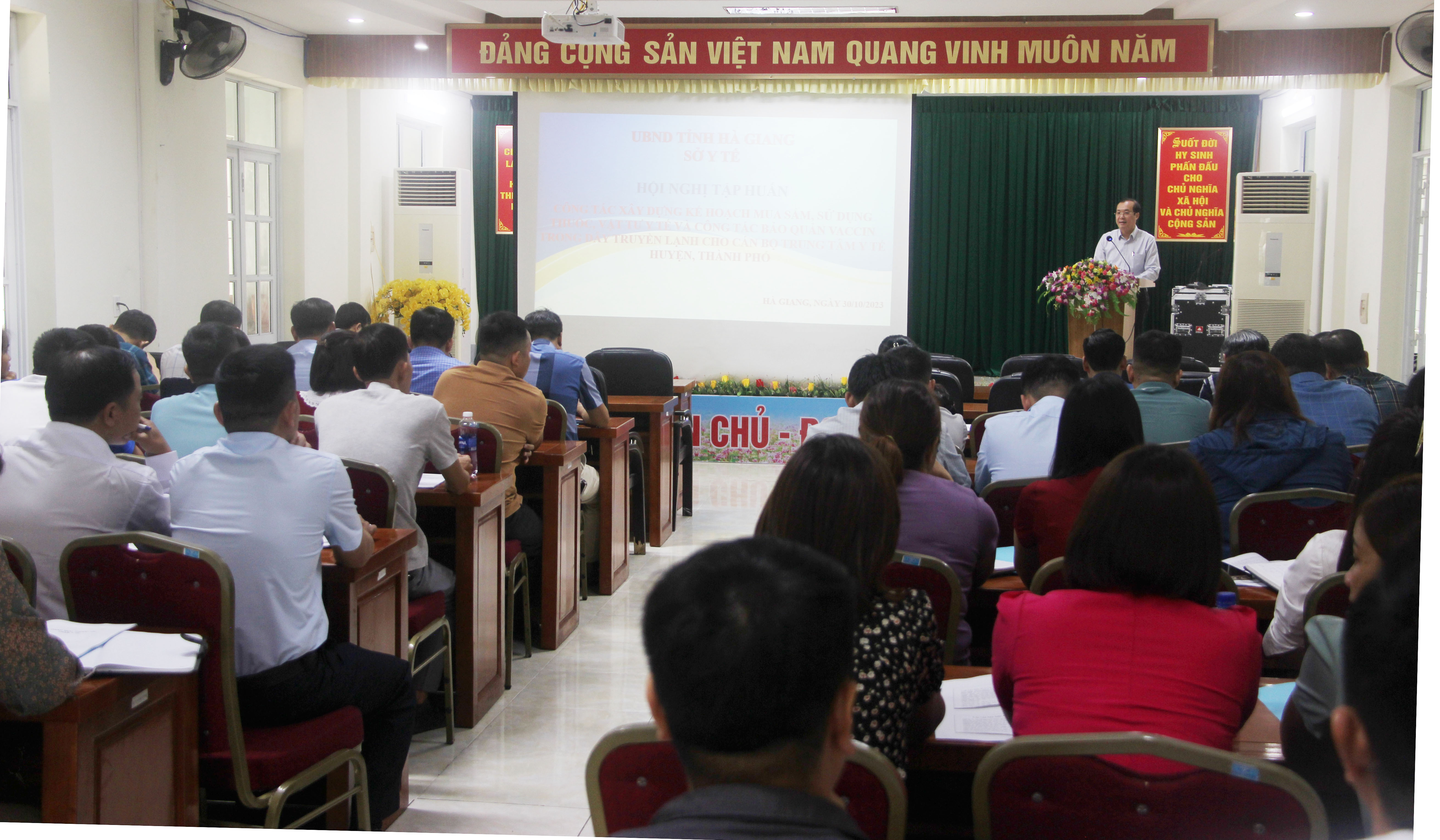 Đồng chí Hoàng Quốc Cứ – Phó Giám đốc Sở Y tế phát biểu khai mạc tập huấn