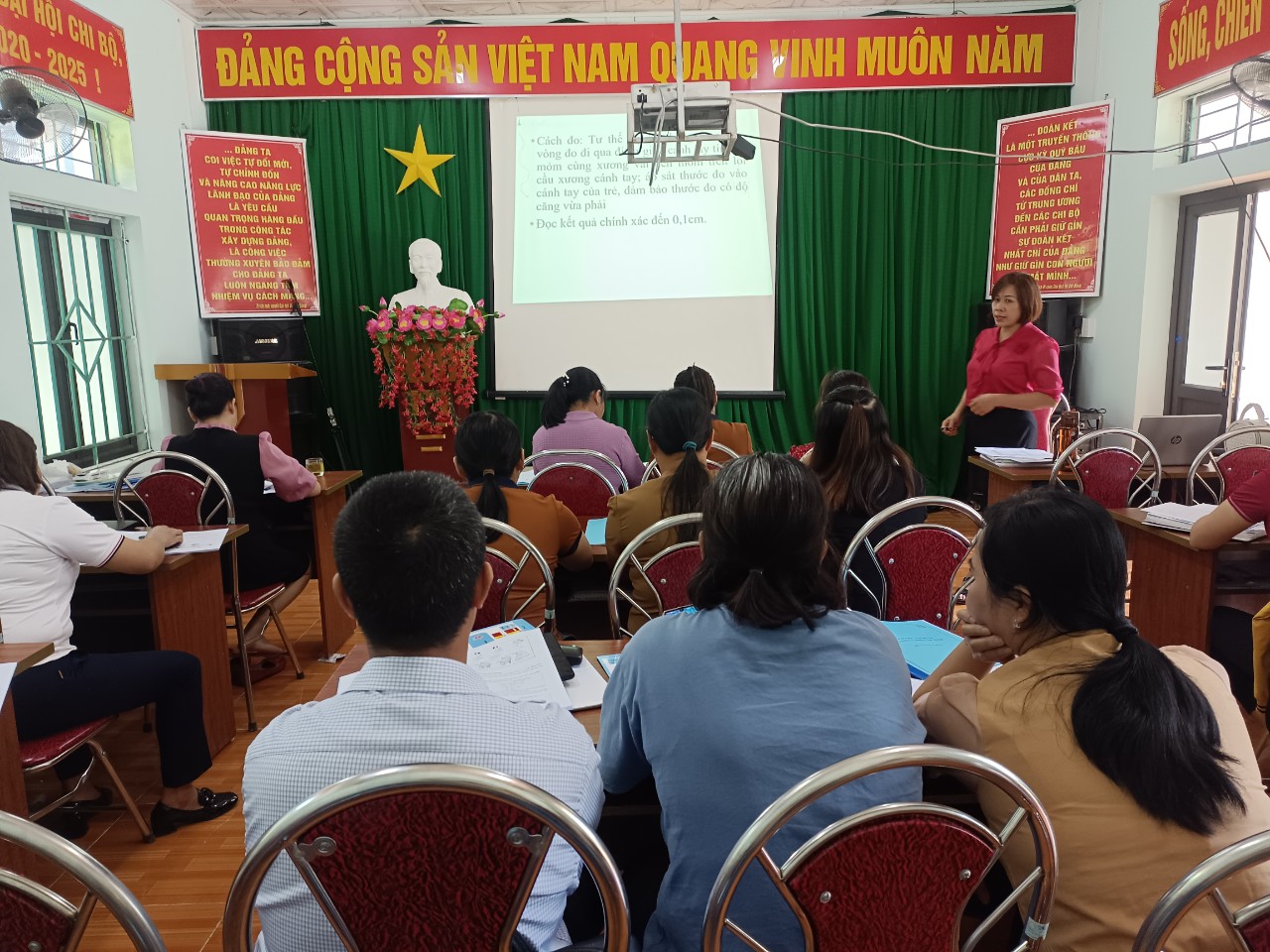 Quản Bạ tổ chức tập huấn quản lý, điều trị trẻ suy dinh dưỡng  cấp tính tại cộng đồng