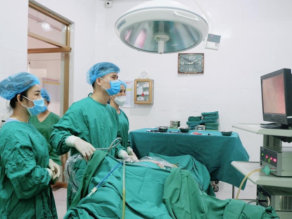Phẫu thuật nội soi điều trị thoát vị bịt nguy hiểm hiểm gặp cho người bệnh 91 tuổi