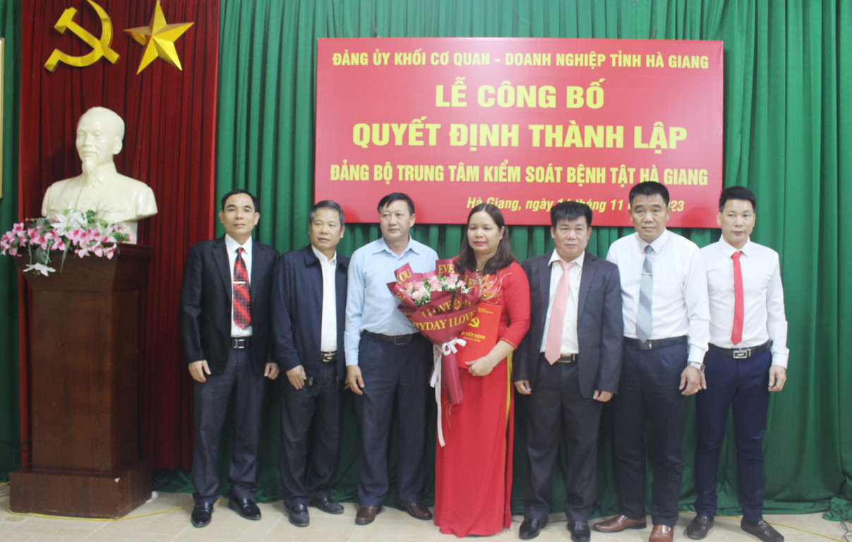 Đ.c Nguyễn Văn Thắng, Phó Bí thư Đảng ủy Khối Cơ quan - Doanh nghiệp tỉnh trao Quyết định thành lập và tặng hoa chúc mừng Đảng bộ Trung tâm Kiểm soát bệnh tật Hà Giang.