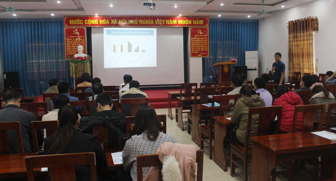 Giảng viên đang truyền đạt kiến thức về quản lý BKLN cho cán bộ y tế tại Trạm Y tế các xã thuộc Dự án