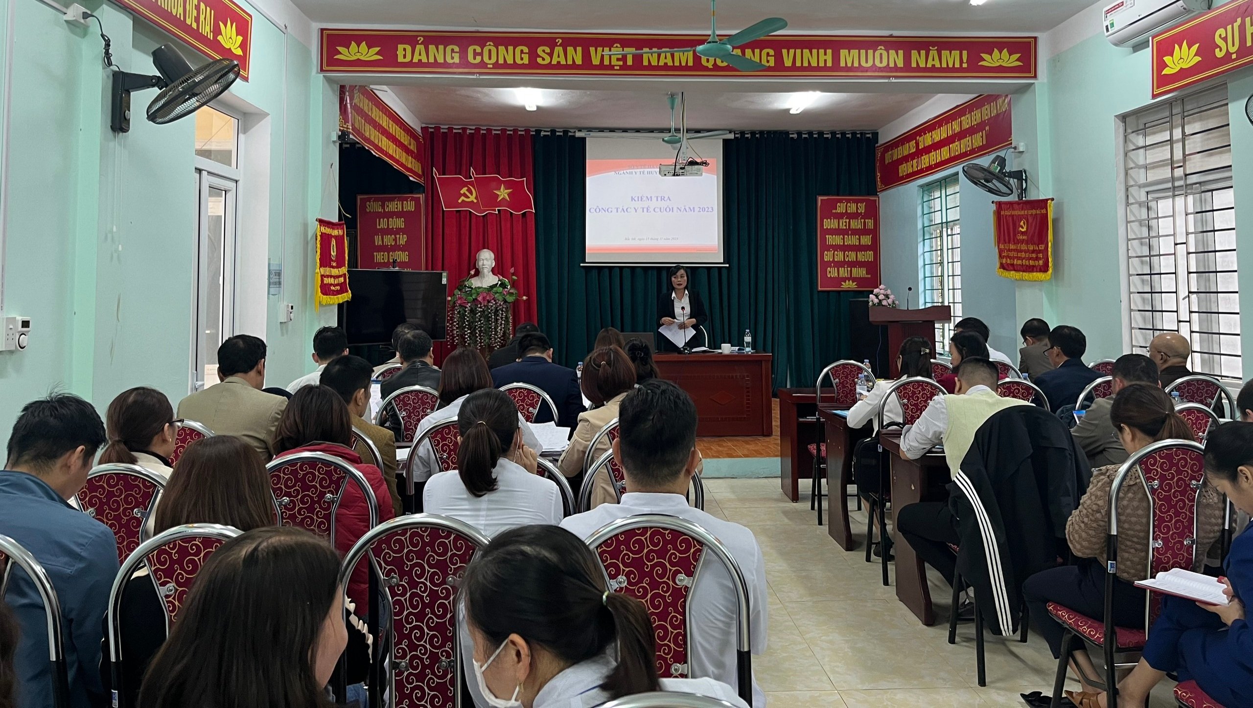 Đồng chí Đỗ Thị Mỹ, Phó Giám đốc Sở Y tế, phát biểu tại buổi kiểm tra.