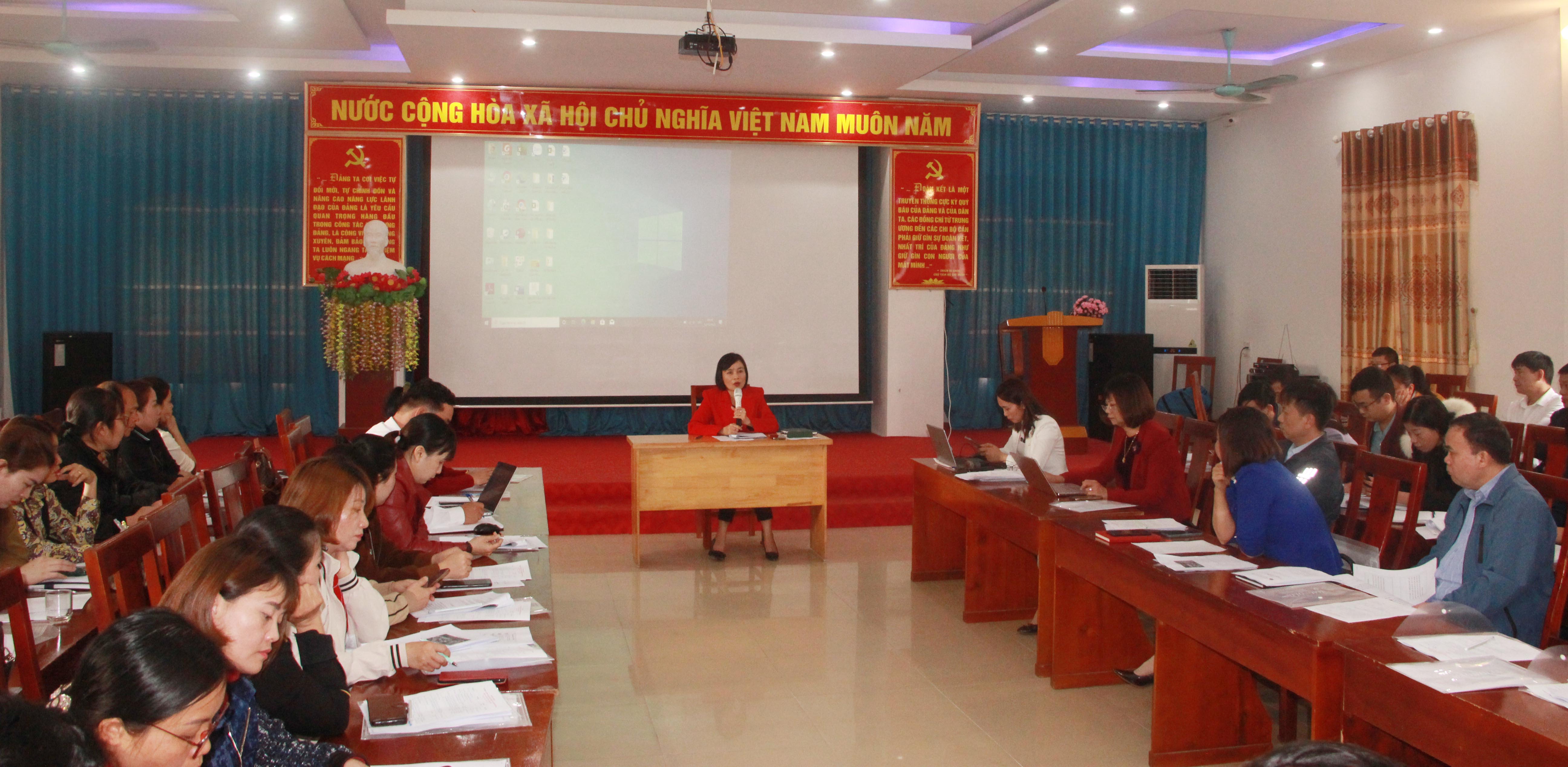 Đ/c Đỗ Thị Mỹ, Phó Giám đốc Sở y tế chủ trì tại Hội thảo