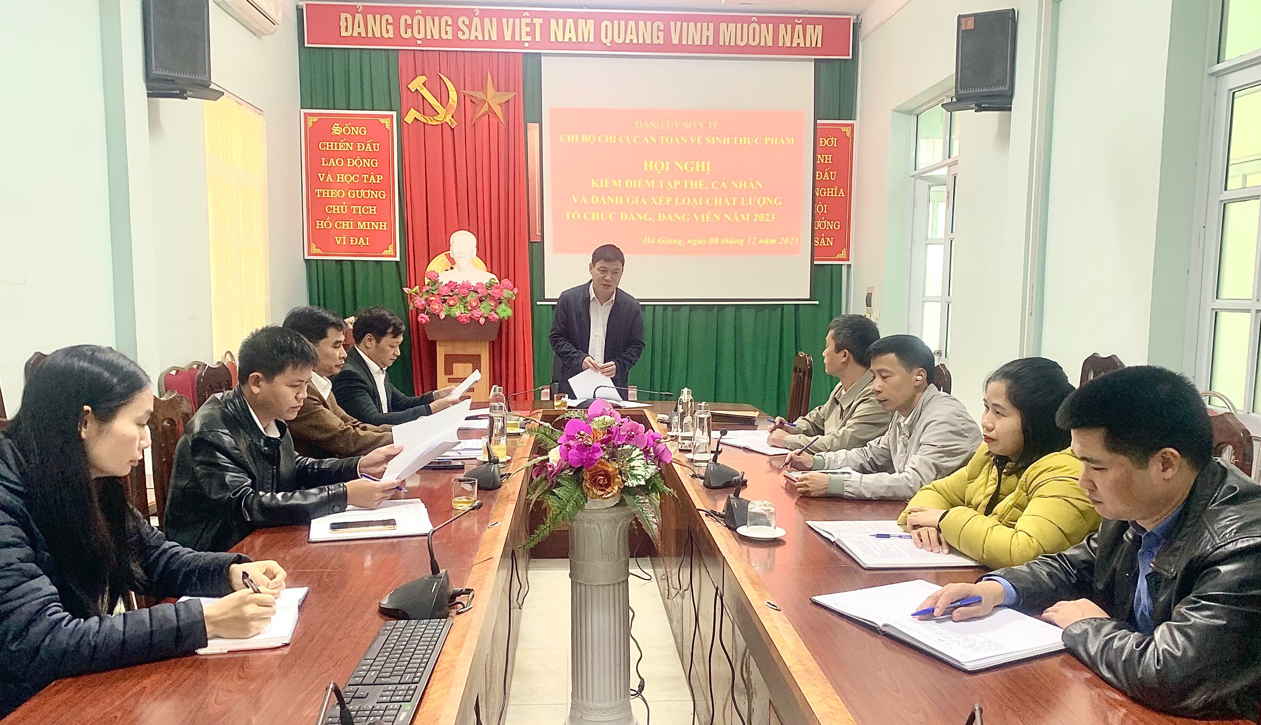Đ/c Vũ Hùng Vương, UVBCH Đảng bộ, Phó Giám đốc Sở Y tế dự chỉ đạo hội nghị