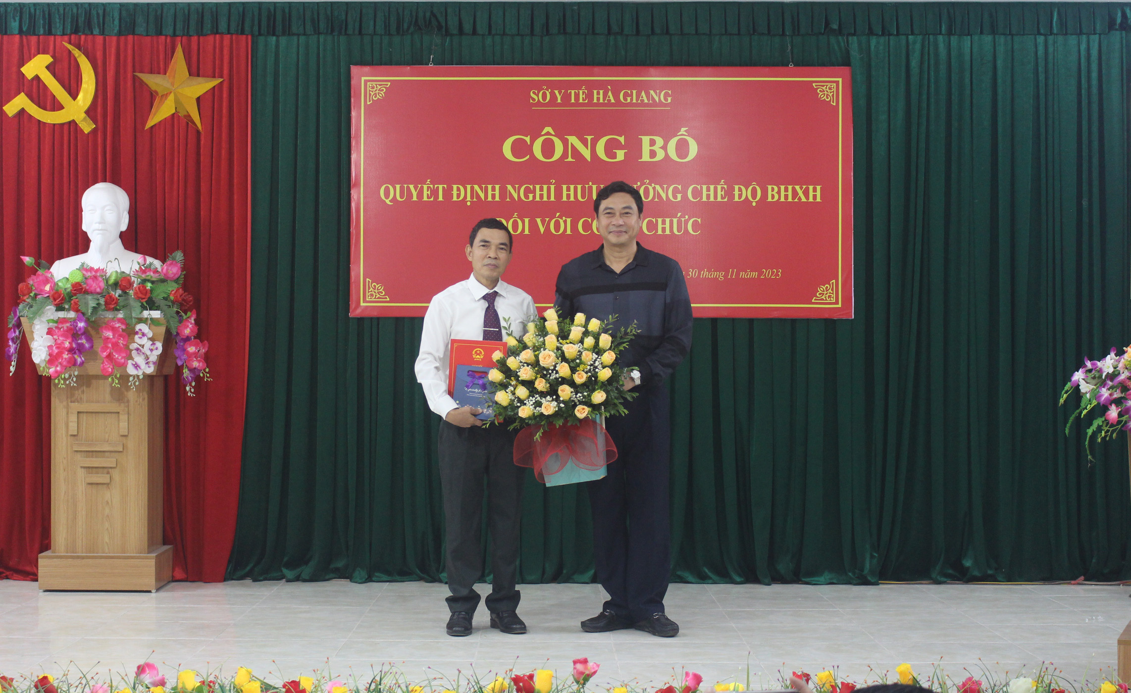 TTND.BsCKII Nguyễn Văn Giao, Quyền Giám đốc Sở Y tế trao Quyết định nghỉ hưu hưởng chế độ BHXH cho TTƯT.BsCKI Lưu Đình Mạnh, Chánh Thanh tra Sở Y tế
