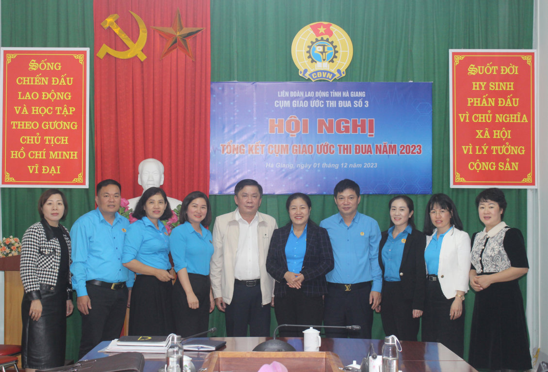 Đồng chí Củng Thị Mẩy, Phó Chủ tịch LĐLĐ tỉnh chụp ảnh lưu niệm cùng Cụm giao ước thi đua số 3 tại Hội nghị tổng kết Cụm giao ước thi đua năm 2023.