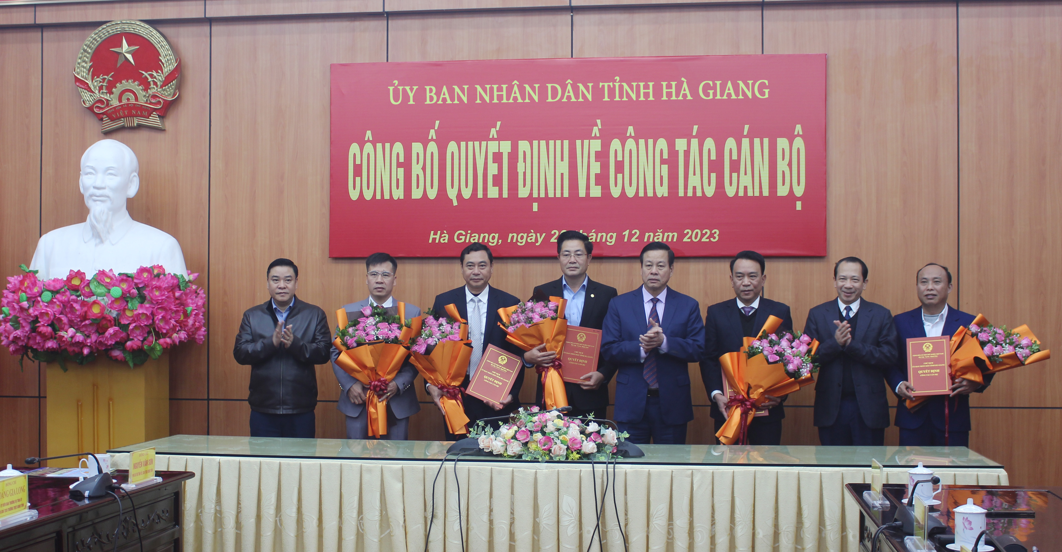 Đồng chí Nguyễn Văn Sơn, Phó Bí thư Tỉnh ủy, Chủ tịch UBND tỉnh trao Quyết định cho các đồng chí được bổ nhiệm
