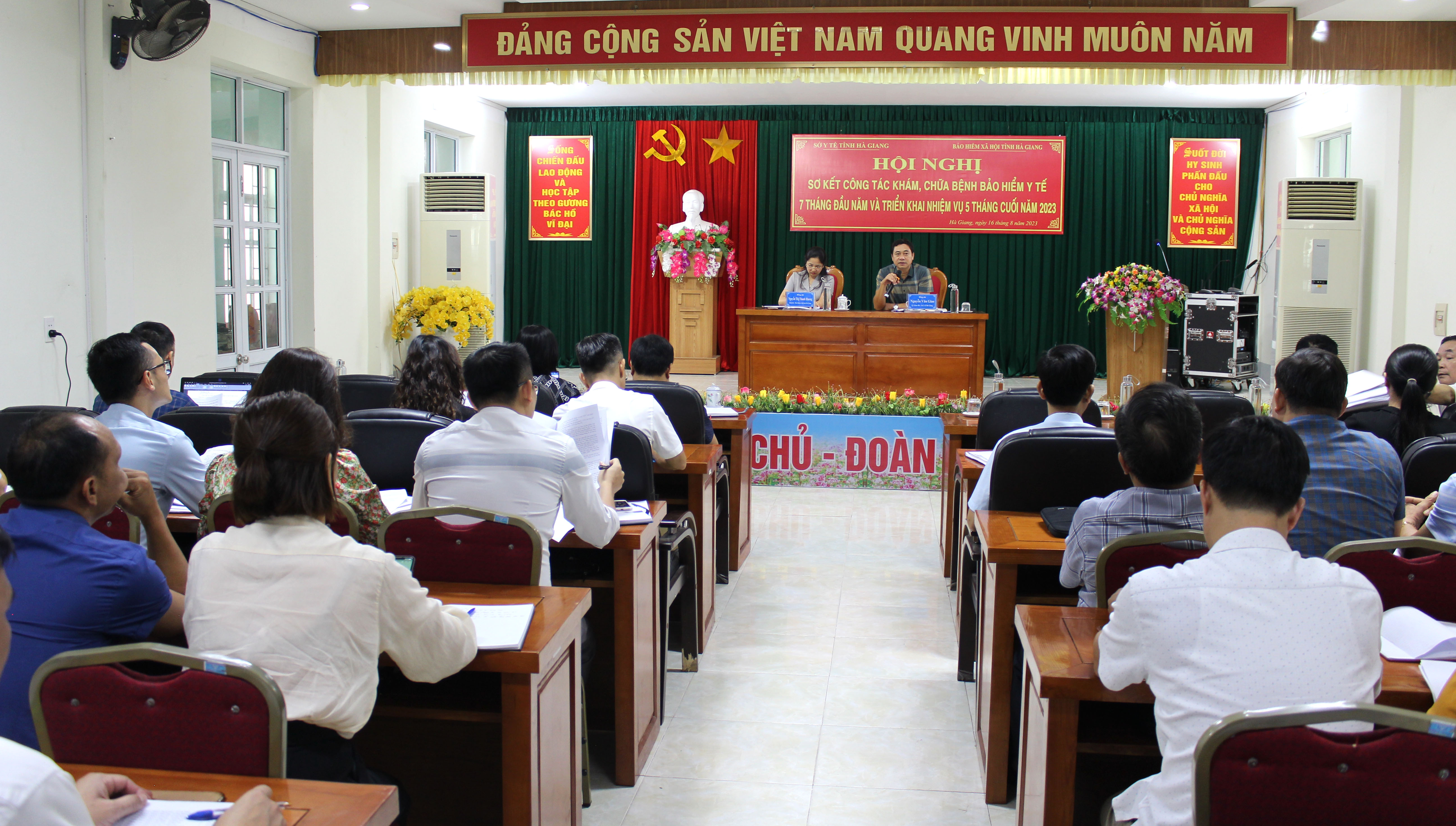 Đ/c Nguyễn Văn Giao, Q.Giám đốc Sở Y tế; đ/c Nguyễn Thị Thanh Hương, Giám đốc BHXH tỉnh chủ trì Hội nghị.