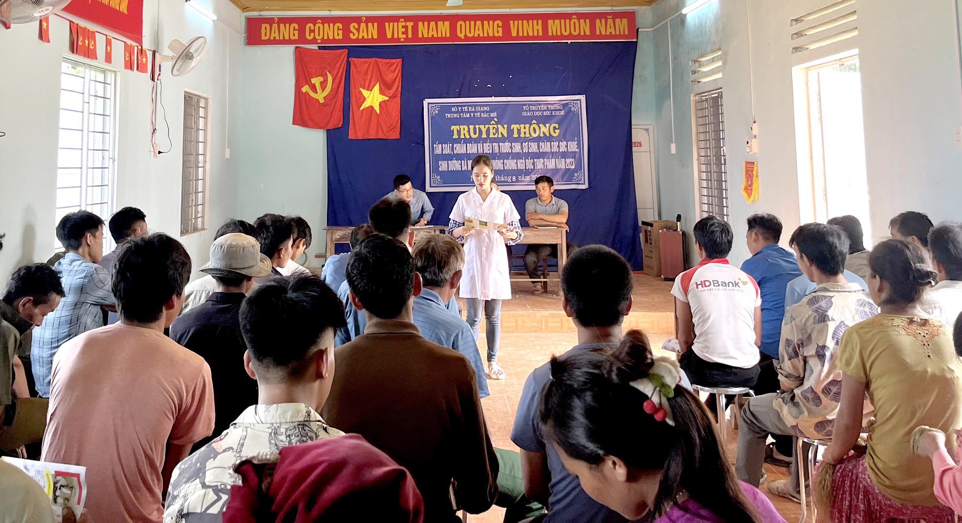 Cán bộ y tế cung cấp kiến thức cho người dân tại thôn Khuổi Phủng, xã Giáp Trung