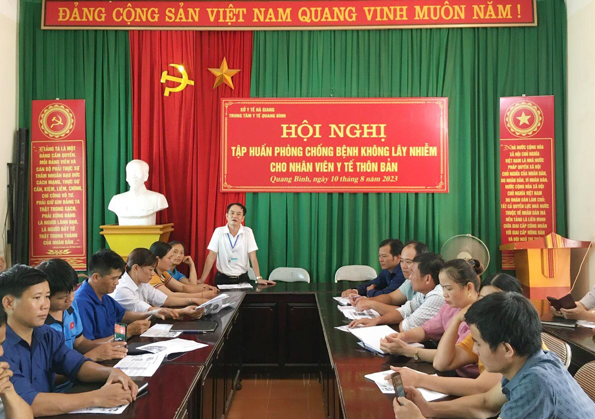 Giảng viên Trung tâm Y tế huyện chia sẻ kiến thức tại lớp tập huấn