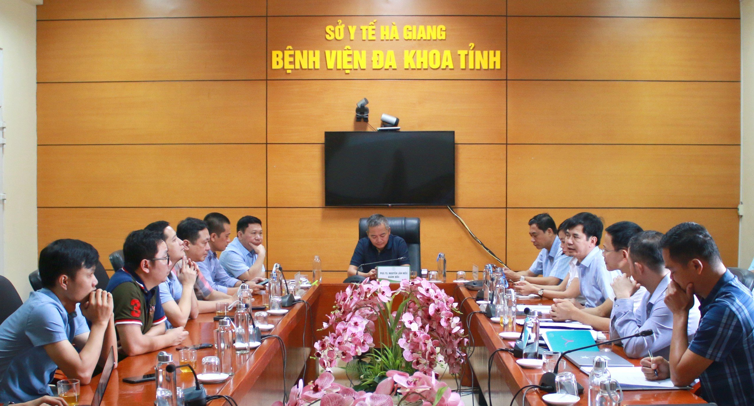 Đoàn công tác của Bệnh viện Trường Đại học Y Hà Nội làm việc tại Bệnh viện Đa khoa tỉnh