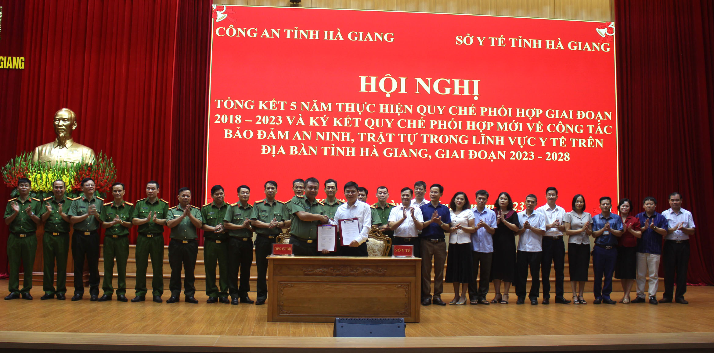 Đồng chí Vũ Hùng Vương, Phó Giám đốc Sở Y tế; Đồng chí Nguyễn Đức Thuận, Phó Giám đốc Công an tỉnh ký kết Quy chế phối hợp đảm bảo an ninh chính trị, trật tự trong lĩnh vực y tế trong 5 năm tiếp theo (2023 - 2028).
