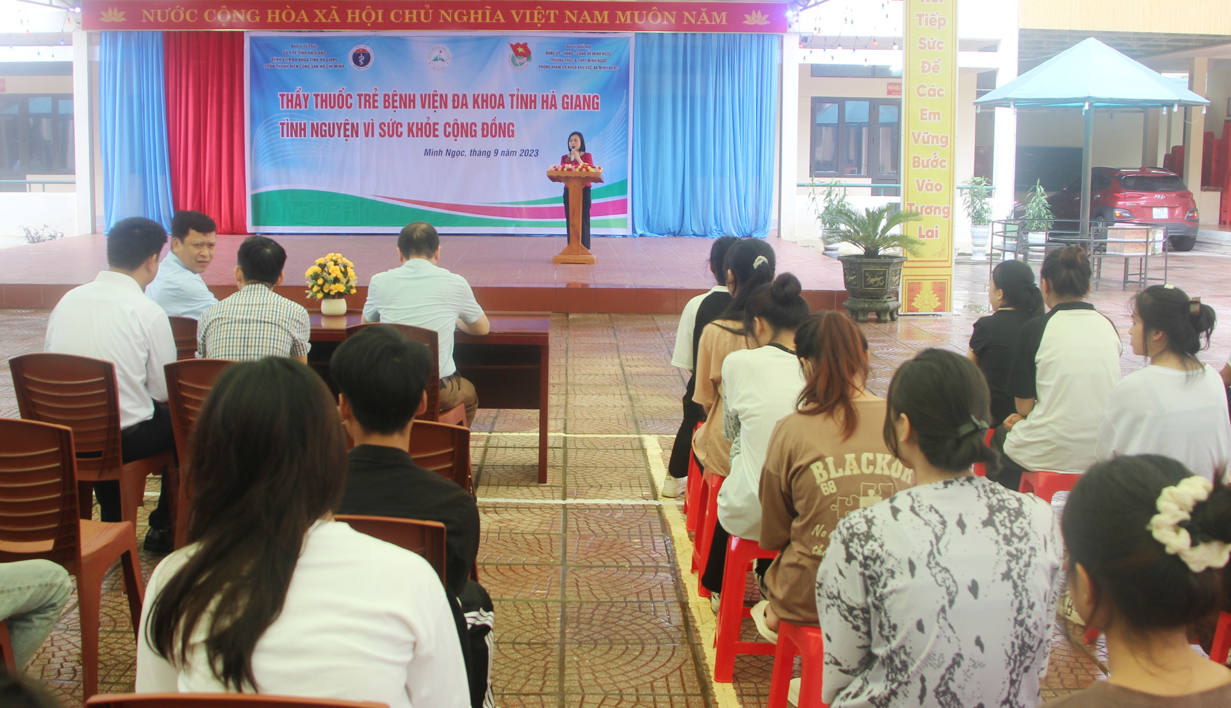 Đồng chí Đỗ Thị Mỹ - Phó Giám đốc Sở Y tế phát biểu tại chương trình khám chữa bệnh tình nguyện.