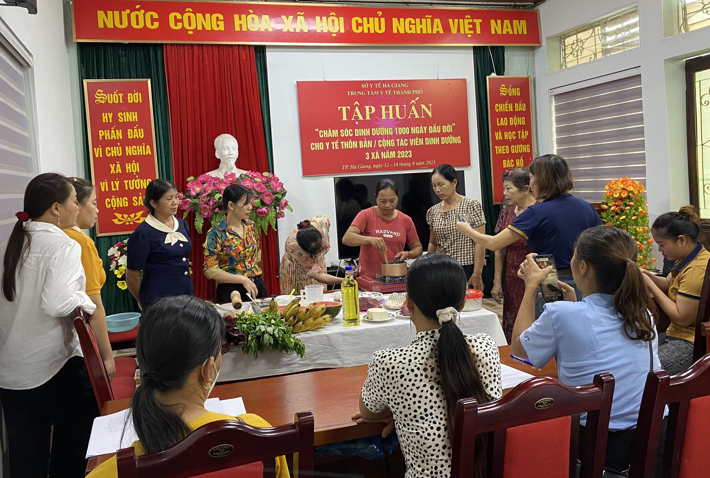Học viên thực hành trình diễn tô màu bát bột, cháo cho trẻ nhỏ tại lớp tập huấn.