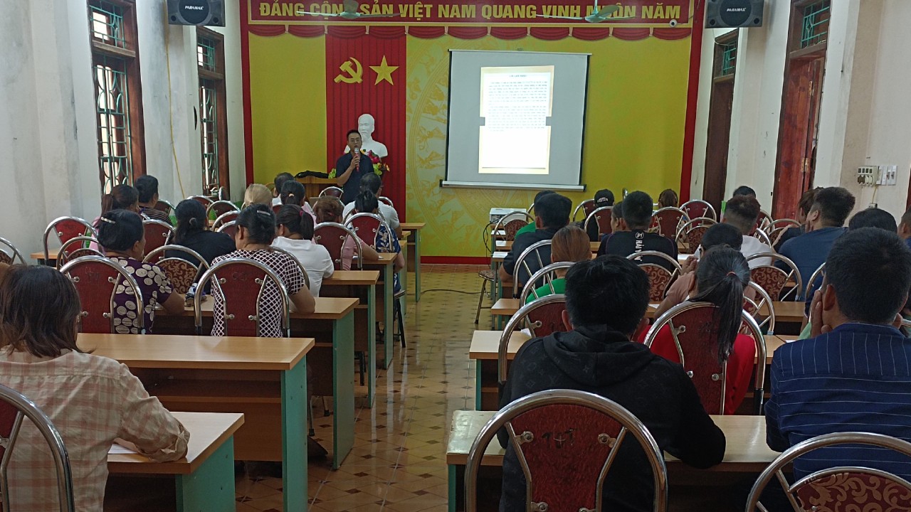 Ths.Bs Lẻo Tiến Công viên chức khoa An toàn thực phẩm truyền đạt kiến thức tại lớp tập huấn.