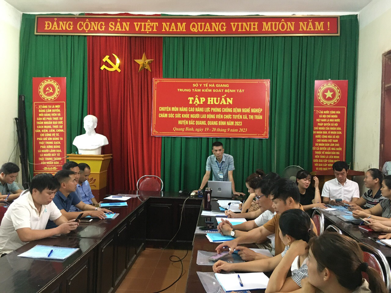Giảng viên Trung tâm Kiểm soát bệnh tật tỉnh chia sẻ kiến thức tại lớp tập huấn