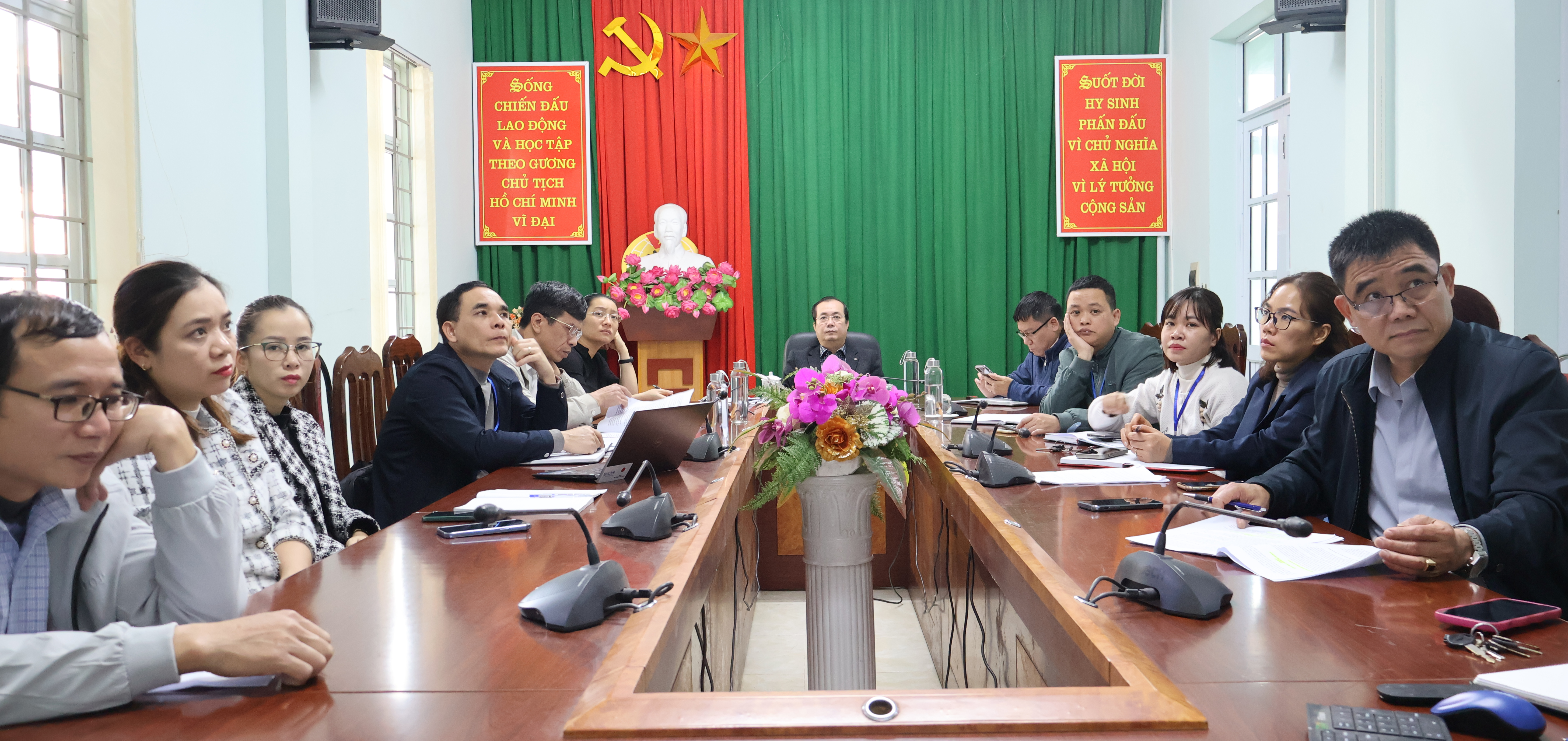 Đồng chí Hoàng Quốc Cứ, Phó Giám đốc Sở Y tế dự và chủ trì điểm cầu Sở Y tế Hà Giang