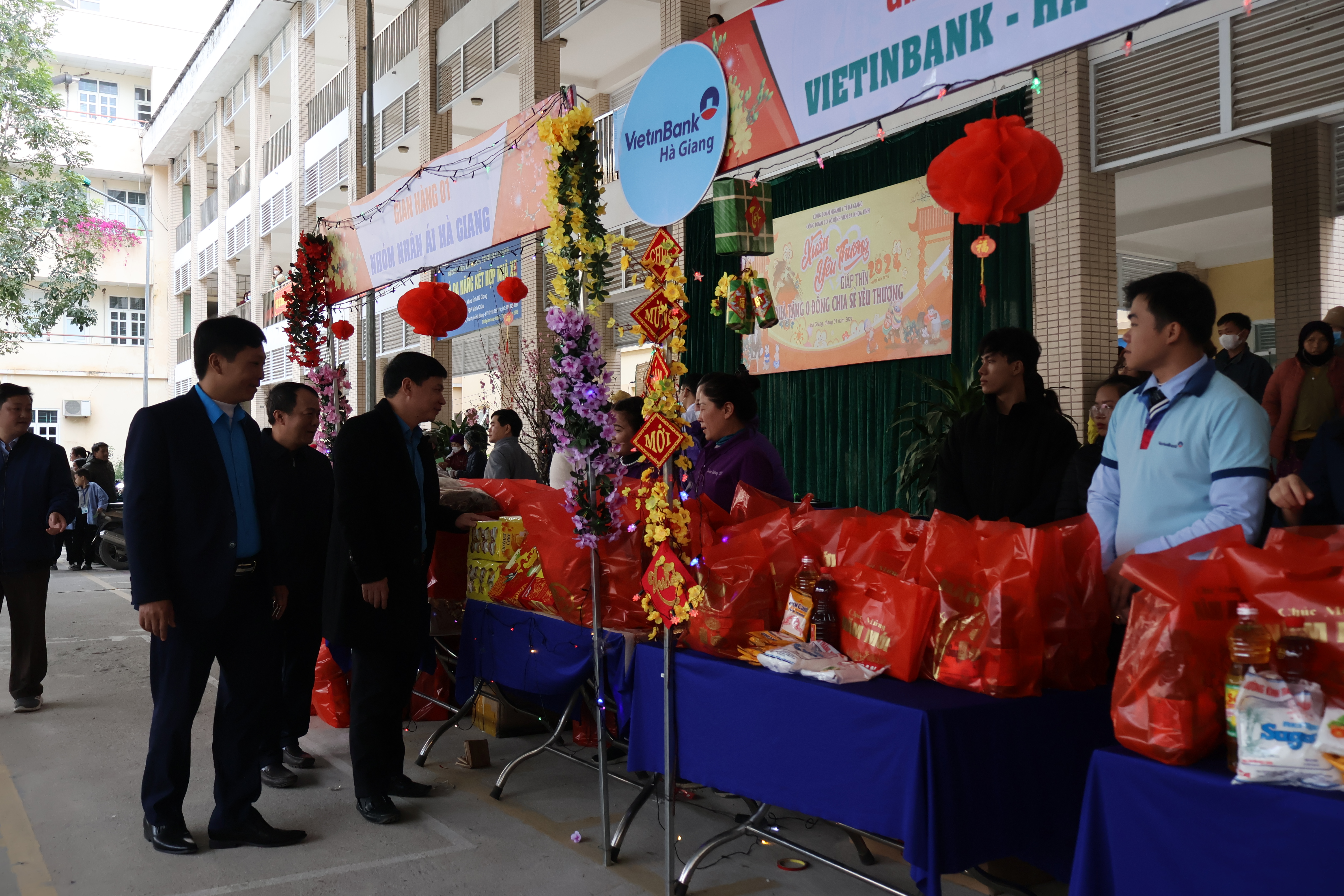 Các đại biểu tham dự Hội trợ đến tham quan các gian hàng 0 đồng
