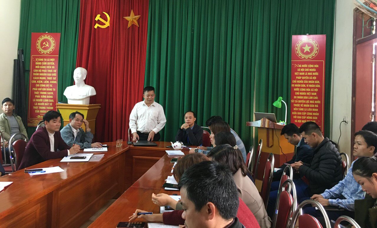 Đồng chí Hoàng Văn Luân, Giám đốc Trung tâm Y tế phát biểu tại Hội nghị